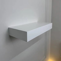 Étagère murale SafeNesty installée au mur, design discret et épuré